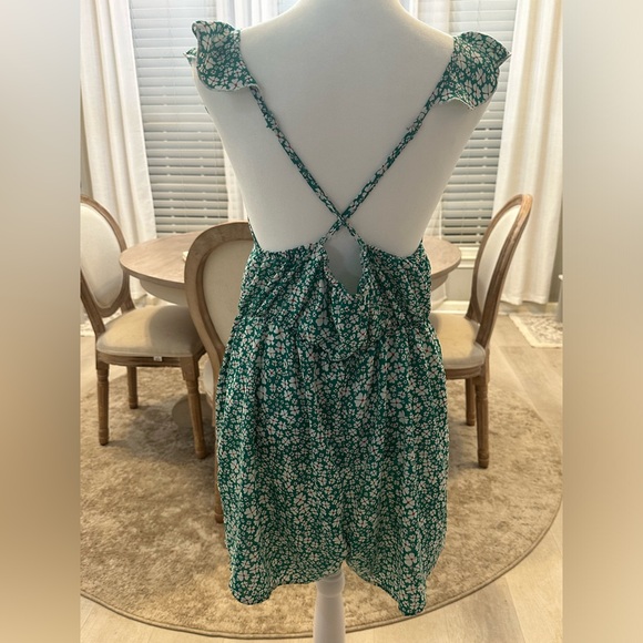 🔥BNWOT Floral Criss Cross Back Ruffle Trim Romper! - Picture 3 of 5